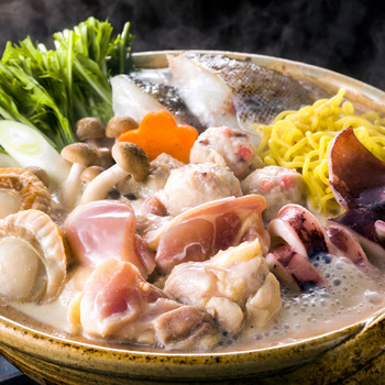 北海道 鶏白湯鍋 Aセット 鶏もも肉500g いか 帆立 助宗鱈 つみれ 生ラーメン たれ ギフト対応可 送料無料